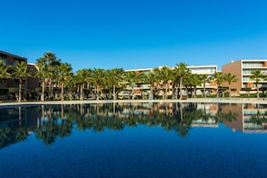 7 outdoor pools, pool umbrellas, sun loungers