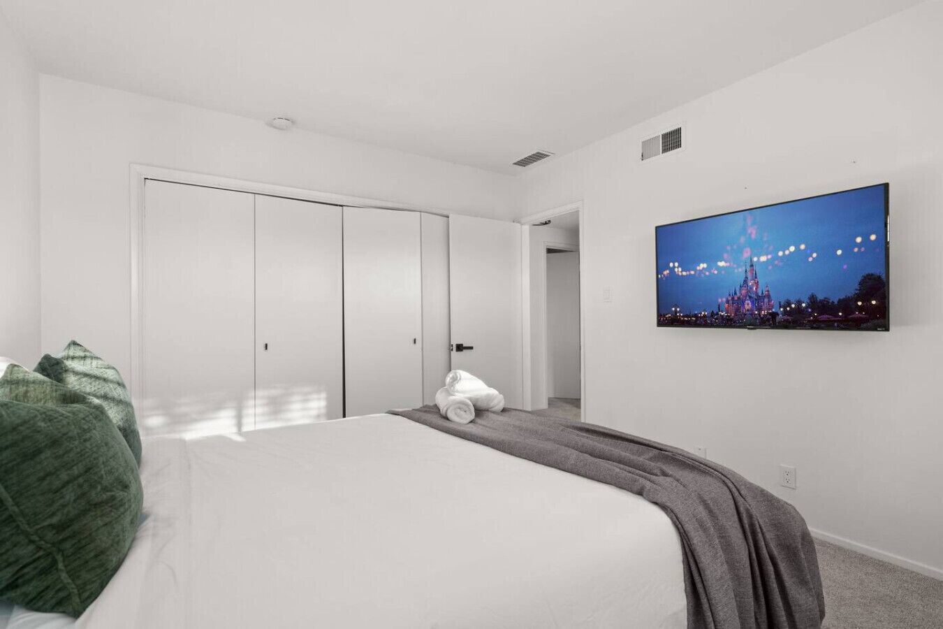 Escritorio, tabla de planchar con plancha, cuna de viaje y wifi 