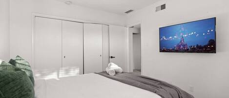 Escritorio, tabla de planchar con plancha, cuna de viaje y wifi