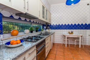 Mikroaaltouuni, astianpesukone, kahvin-/teenkeitin