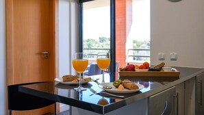 Een ontbijttafel met sinaasappelsap, toast en fruit.