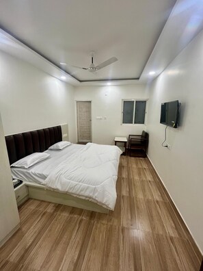 Schreibtisch, laptopgeeigneter Arbeitsplatz