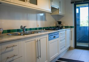Microwave, dishwasher, coffee/tea maker, cookware/dishes/utensils - Apart Vilamoura Pine D'alma Portuguesa (Loulé)