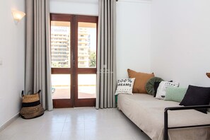 4 kamar tidur, tempat tidur bayi (biaya tambahan), dan seprai linen