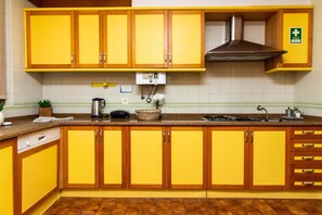 Microwave, dishwasher, coffee/tea maker, cookware/dishes/utensils