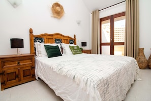 4 bedrooms, cribs/infant beds, bed sheets - Apart Marina Boat View D`alma Portuguesa (Loulé)