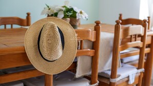 Una mesa de madera con un sombrero de paja tejido encima.
