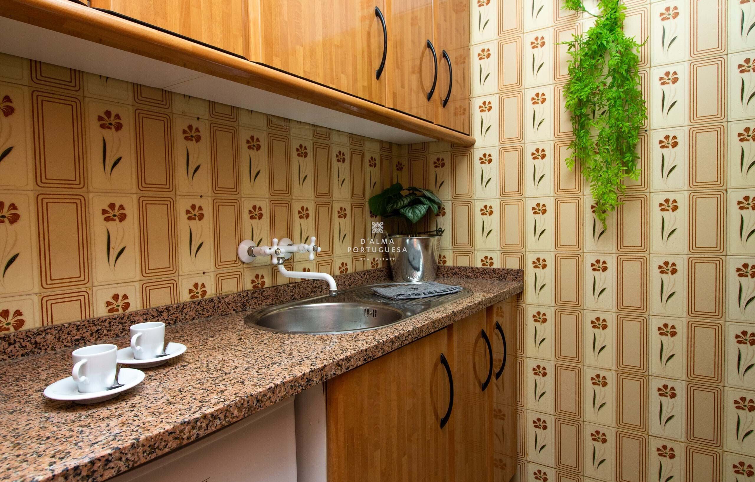 Microwave, cookware/dishes/utensils