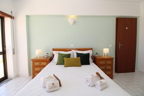 1 dormitorio, cunas (de pago), ropa de cama