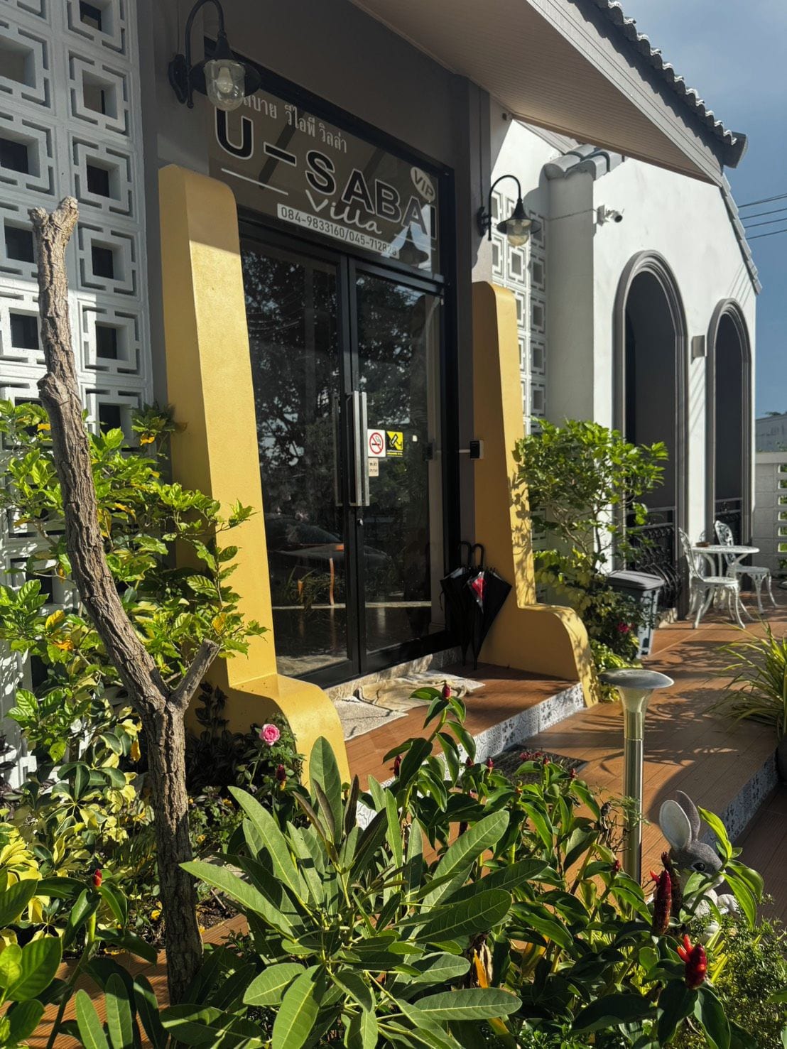 A building with a yellow facade, a black entrance, and a sign that reads 'SABA VIP.'