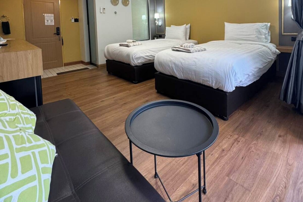 Room, 2 Twin Beds, Non Smoking | Desk, laptop workspace, WiFi (free)