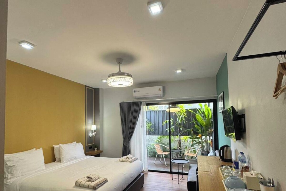 Room, 1 King Bed, Non Smoking | Desk, laptop workspace, WiFi (free)