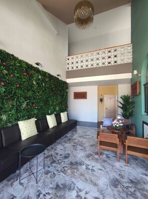 Coin salon dans le hall