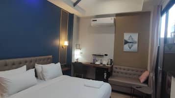 Escritorio, espacio para trabajar con laptop y wifi gratis