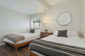 5 bedrooms, iron/ironing board, WiFi, bed sheets