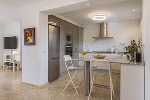 Fridge, microwave, oven, coffee/tea maker