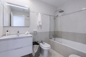 Douche, séchoir à cheveux, bidet, serviettes fournies