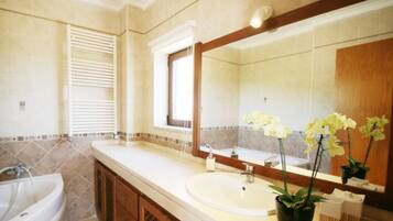 Regadera, tina de hidromasaje, secadora de cabello, bidet