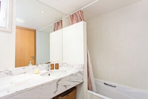 Douche, sèche-cheveux, bidet, serviettes fournies
