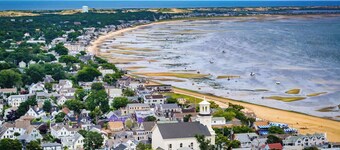 Private Deck, Parking, Walk to Town!