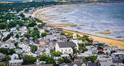 Private Deck, Parking, Walk to Town!