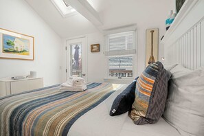 1 bedroom, iron/ironing board, WiFi, bed sheets - Private Deck, Parking, Walk to Town! (Provincetown)