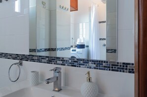 Shower, hair dryer, bidet, towels - Calypso, Saracen Coast (Costa Saracena - Castelluccio)