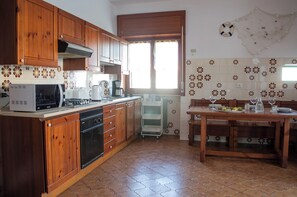 Fridge, oven, stovetop, coffee/tea maker