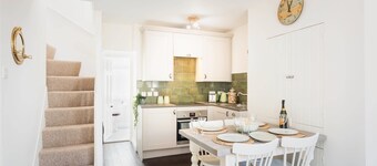 Host Stay Coombe Cottage