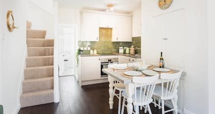 Host Stay Coombe Cottage