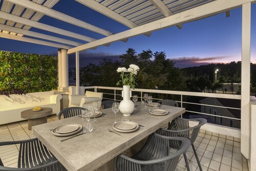 Spacious Apartment With Monumental View