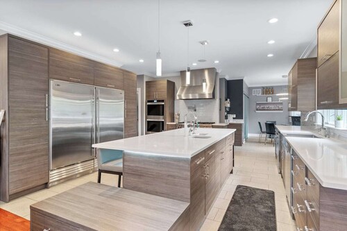 Spacious 6-Bedroom Home  comfortably accommodates 12 persons with 2 Kitchens, Full Workout Gym, Ninja Gym & 5.5 Bathrooms – Perfect for Groups & Families near Chicago.