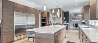 Spacious 6-Bedroom Home  comfortably accommodates 12 persons with 2 Kitchens, Full Workout Gym, Ninja Gym & 5.5 Bathrooms – Perfect for Groups & Families near Chicago.