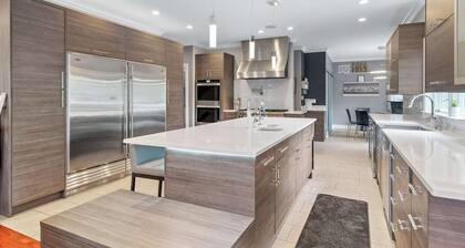 Spacious 6-Bedroom Home comfortably accommodates 12 persons with 2 Kitchens, Full Workout Gym, Ninja Gym & 5.5 Bathrooms – Perfect for Groups & Families near Chicago.