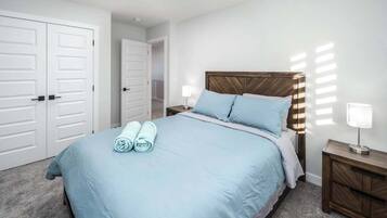 3 chambres, bureau, fer et planche à repasser, lit parapluie