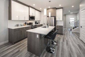 冷蔵庫、電子レンジ、オーブン、コンロ