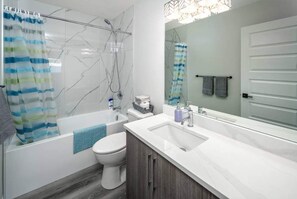 Douche, sèche-cheveux, serviettes fournies