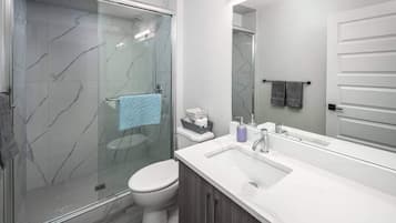 Douche, sèche-cheveux, serviettes fournies, shampoing