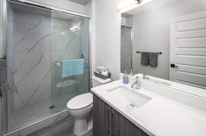 Dusche, Haartrockner, Handtücher, Shampoo