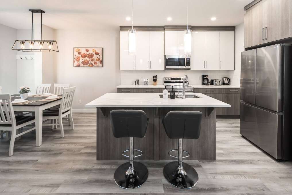 冷蔵庫、電子レンジ、オーブン、コンロ