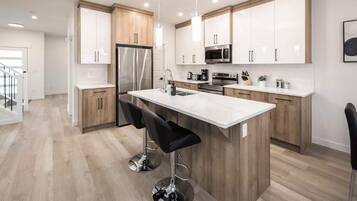 Refrigerador, microondas, horno y parrilla de estufa