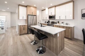 Fridge, microwave, oven, stovetop - Spacious 3BR Duplex• Near Downtown• FREE Banff Pass• Netflix• Wine! (Calgary)