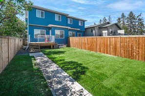 Exterior - Spacious 3BR Duplex• Near Downtown• FREE Banff Pass• Netflix• Wine! (Calgary)