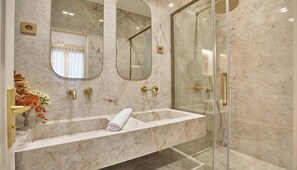 Douche, séchoir à cheveux, serviettes fournies, savon