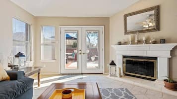 Smart-TV, Kamin, Arbeitsbereiche, Drucker