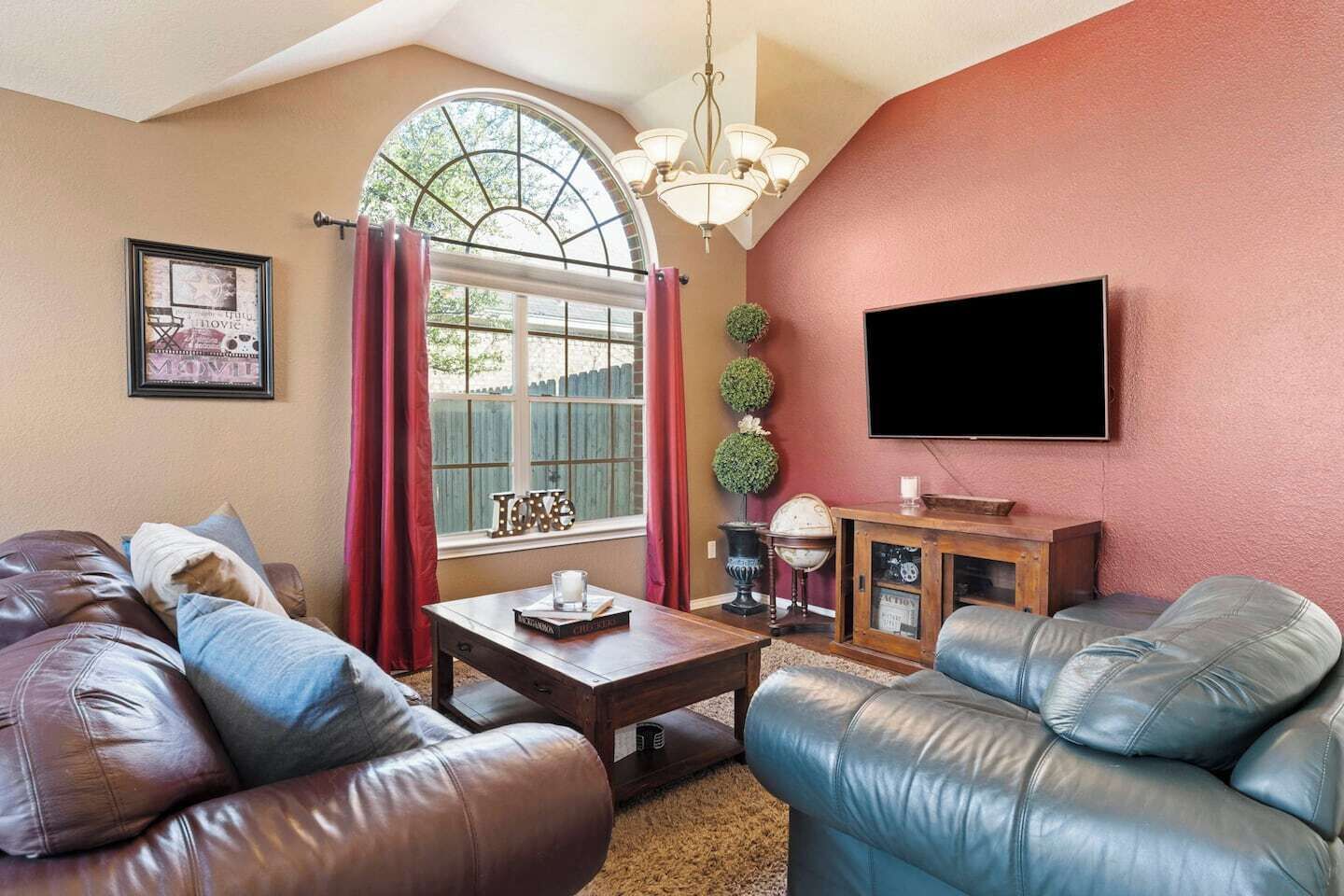 Smart-TV, Kamin, Arbeitsbereiche, Drucker