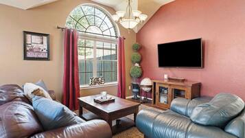 Smart-TV, Kamin, Arbeitsbereiche, Drucker