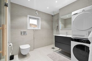 Dusche, Haartrockner, Handtücher, Seife
