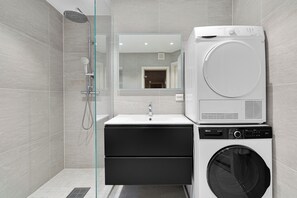 Dusche, Haartrockner, Handtücher, Seife