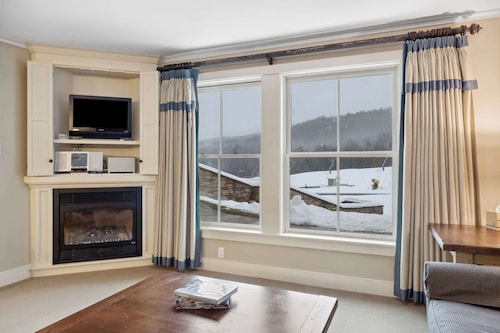 Serene 1-BR Ski-In/Ski-Out Retreat on Okemo Mtn.